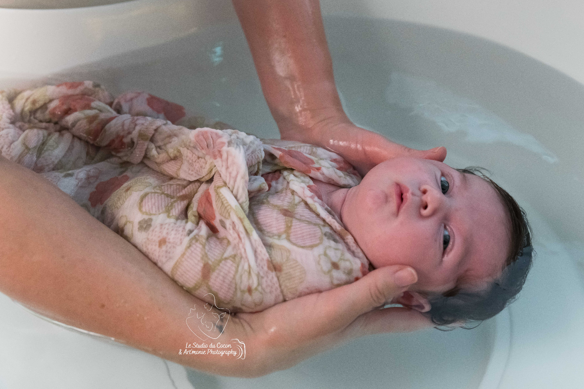 Bain enveloppé au linge fleuri